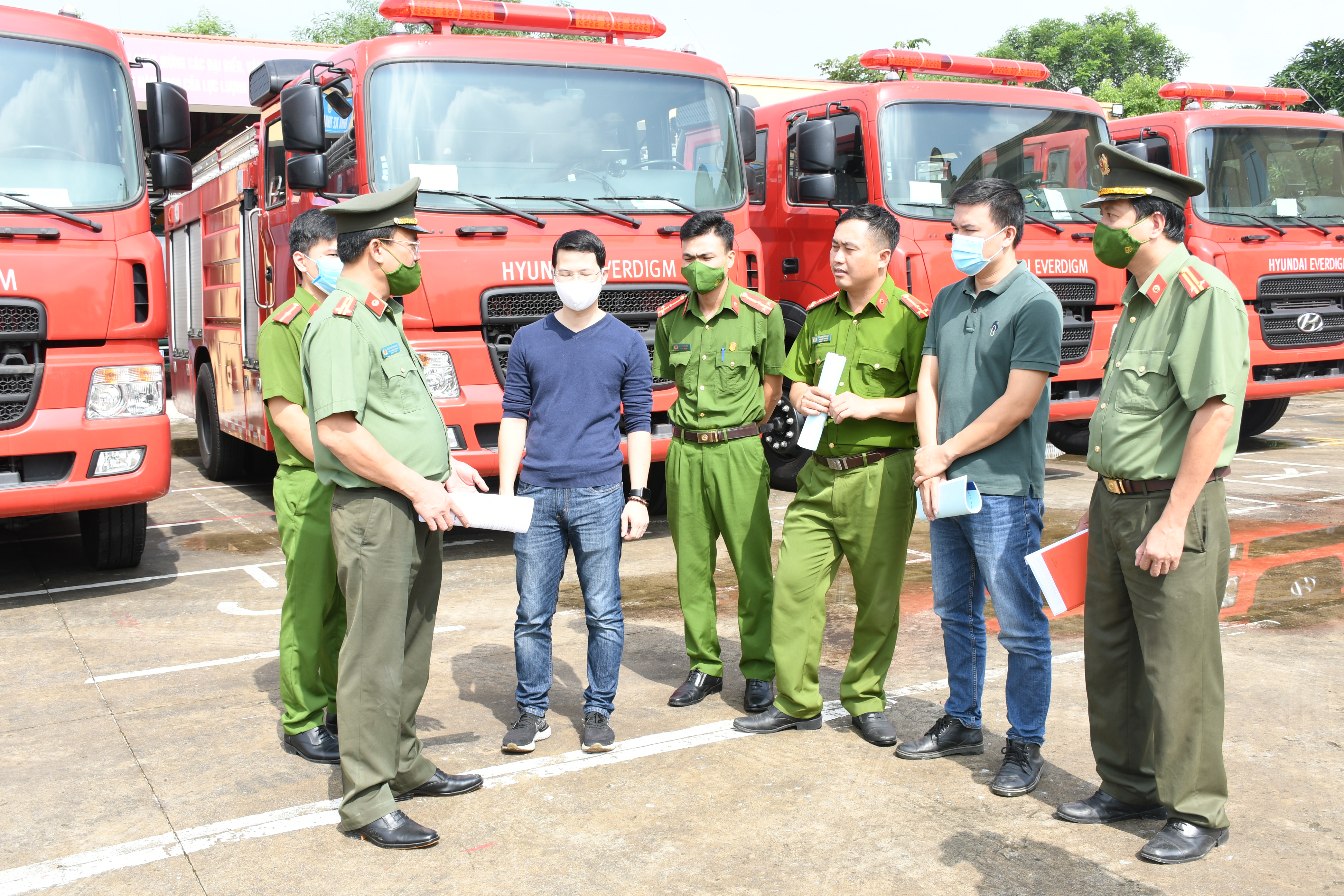Phòng Hậu cần- CATP: Bàn giao xe chữa cháy cho Công an các đơn vị, địa phương